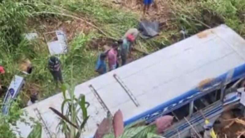 ஹட்டன் பஸ் விபத்தில் ஒருவர் பலி – 34 பேர் காயம்