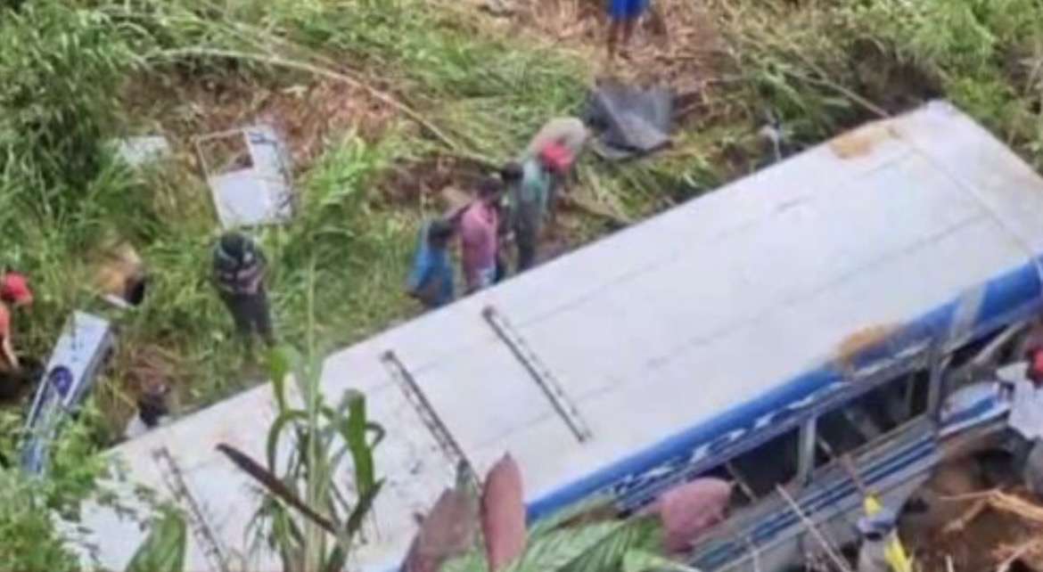 ஹட்டன் பஸ் விபத்தில் ஒருவர் பலி – 34 பேர் காயம்