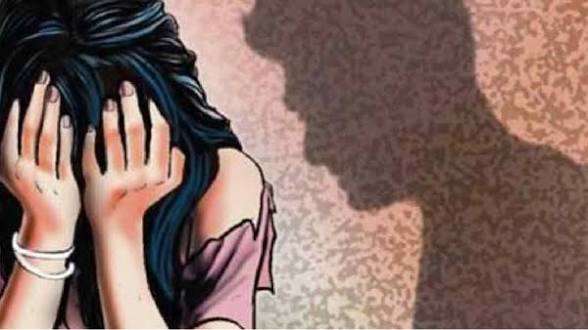 பணியிடத்தில் இளம்பெண்ணுக்கு பாலியல் தொல்லை