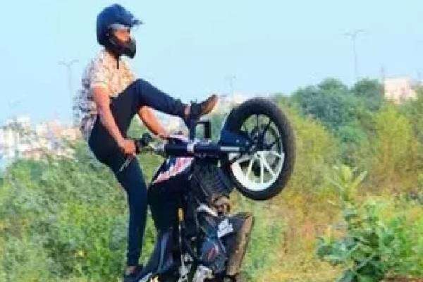 மோட்டார் சைக்கிள் சாகசங்களில் ஈடுபட்ட 22 இளைஞர்கள் கைது!