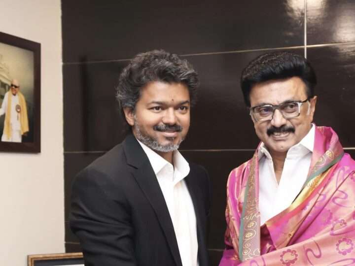 மு.க.ஸ்டாலினை நேரில் சந்தித்து வாழ்த்து பெற்ற முதல்வர் விஜய்!