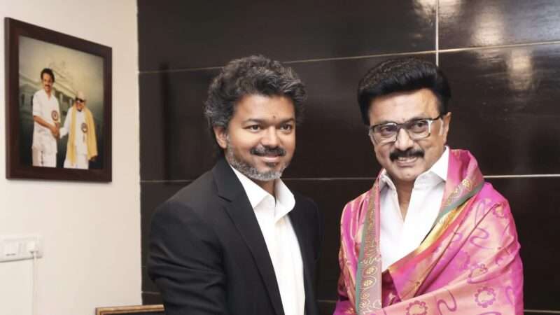 மு.க.ஸ்டாலினை நேரில் சந்தித்து வாழ்த்து பெற்ற முதல்வர் விஜய்!