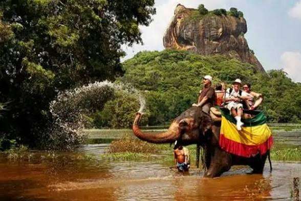 ஏப்ரலில் சுற்றுலாத்துறை வருவாயில் வீழ்ச்சி