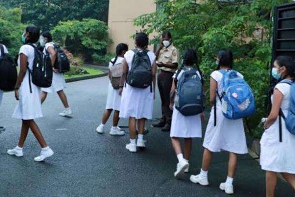 1000க்கும் மேற்பட்ட மாணவர்கள் பாடசாலையிலிருந்து இடைவிலகல்