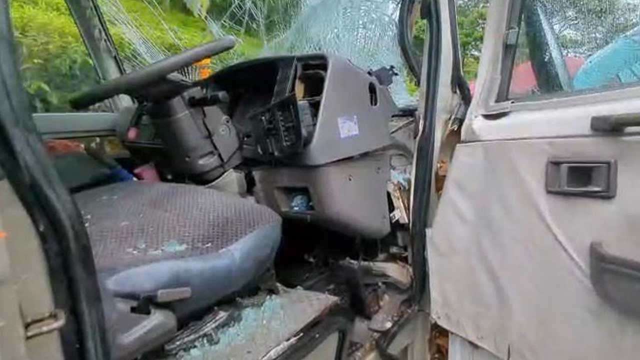 நோர்வூட்டில் பேருந்து விபத்து – மாணவர் காயம்