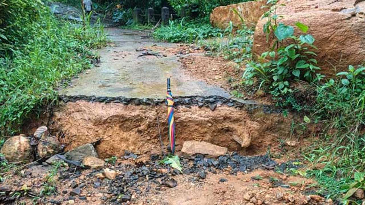 இரத்தினபுரி கல்லேல்ல மண்சரிவு ! 12 குடும்பங்கள் வெளியேற்றம்