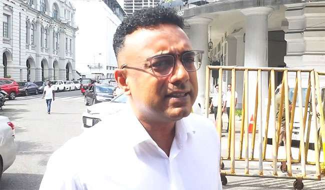வெளிநாட்டு பயணத்தடையை நீக்க மனுஷ நாணயக்கார கோரிக்கை
