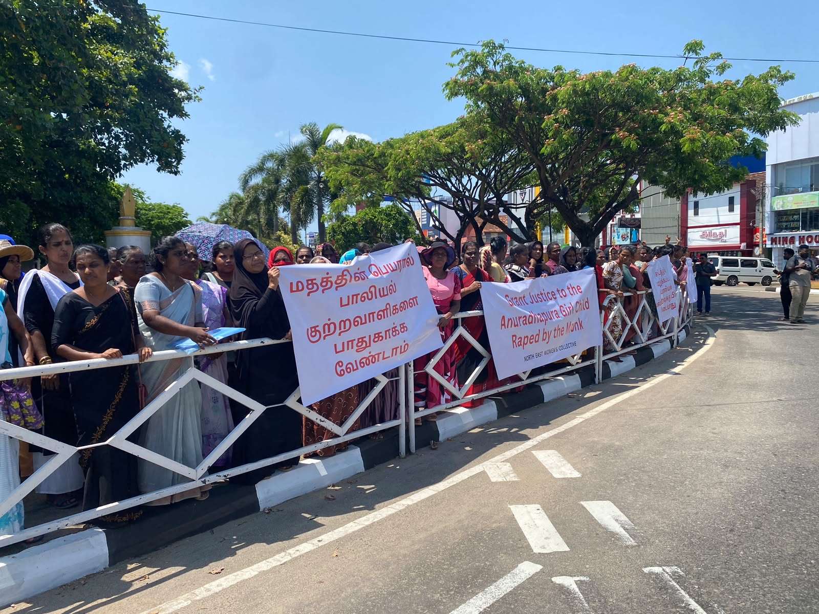 அட்டமஸ்தானாதிபதிக்கு தண்டனை கோரி பெண்கள் வீதிக்கு இறங்கினர்!
