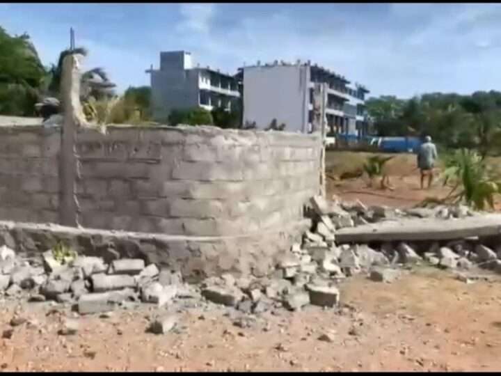 அனுமதி நிபந்தனைகளை மீறி கட்டப்பட்ட சுவர் இடிப்பு!
