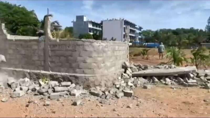 அனுமதி நிபந்தனைகளை மீறி கட்டப்பட்ட சுவர் இடிப்பு!