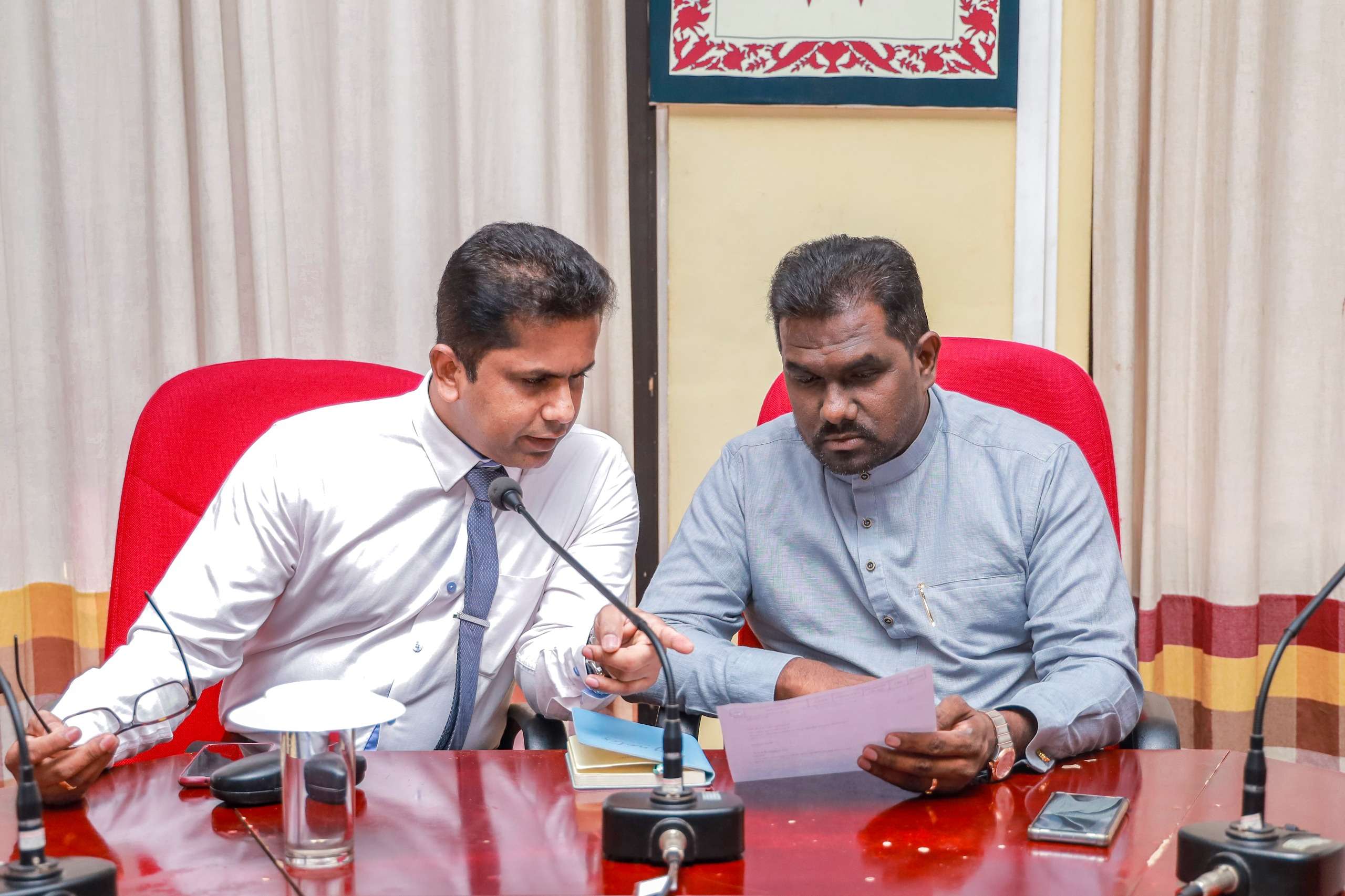 பிரதி அமைச்சர்    கேகாலை மாவட்ட பாடசாலைகளின் அதிபர்களுடன் கலந்துரையாடல்