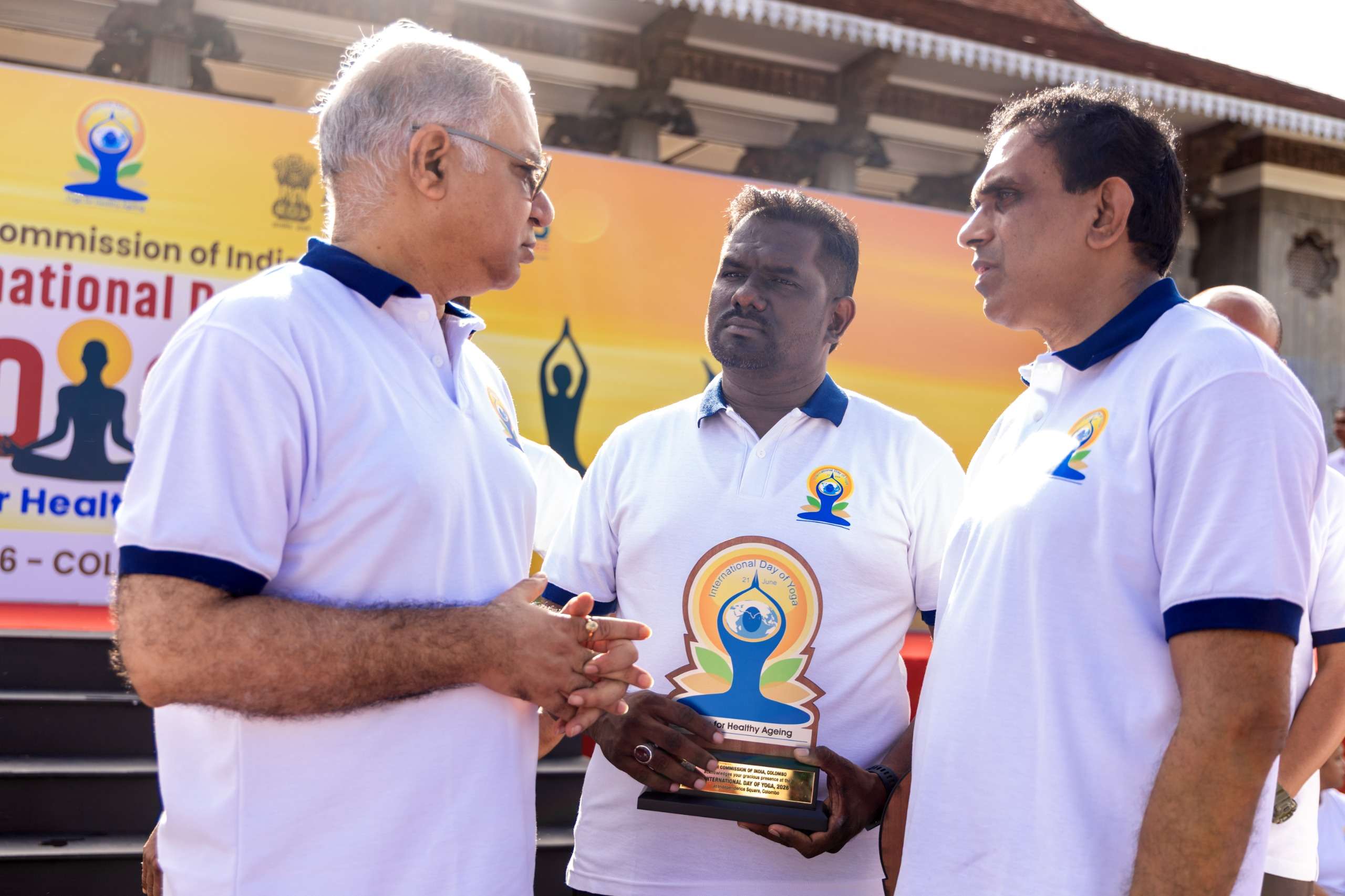 கொழும்பில் பிரமாண்டமாக நடைபாபெற்ற சர்வதேச யோகா தினம்