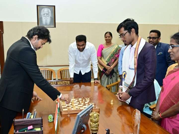 பிரக்ஞானந்தாவுடன் செஸ் விளையாடிய தமிழக முதல்வர்!