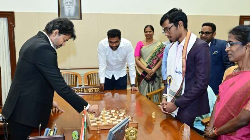 பிரக்ஞானந்தாவுடன் செஸ் விளையாடிய தமிழக முதல்வர்!