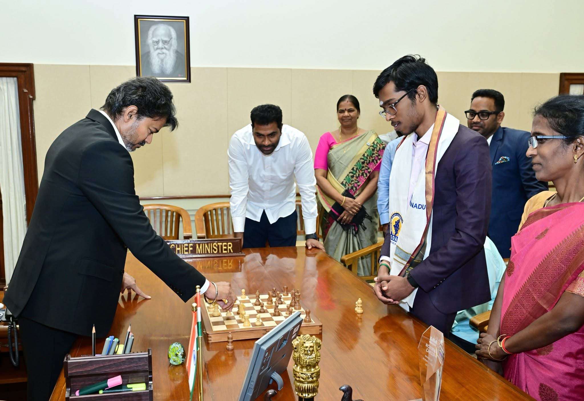 பிரக்ஞானந்தாவுடன் செஸ் விளையாடிய தமிழக முதல்வர்!