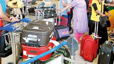 பிறரின் பயணப் பைகளை எடுத்துச் செல்ல வேண்டாம் – பொதுமக்களுக்கு எச்சரிக்கை!