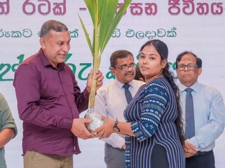 முல்லைத்தீவு தென்னை விவசாயிகளுக்கு ரூ. 22.7 மில்.மானியக் காசோலை