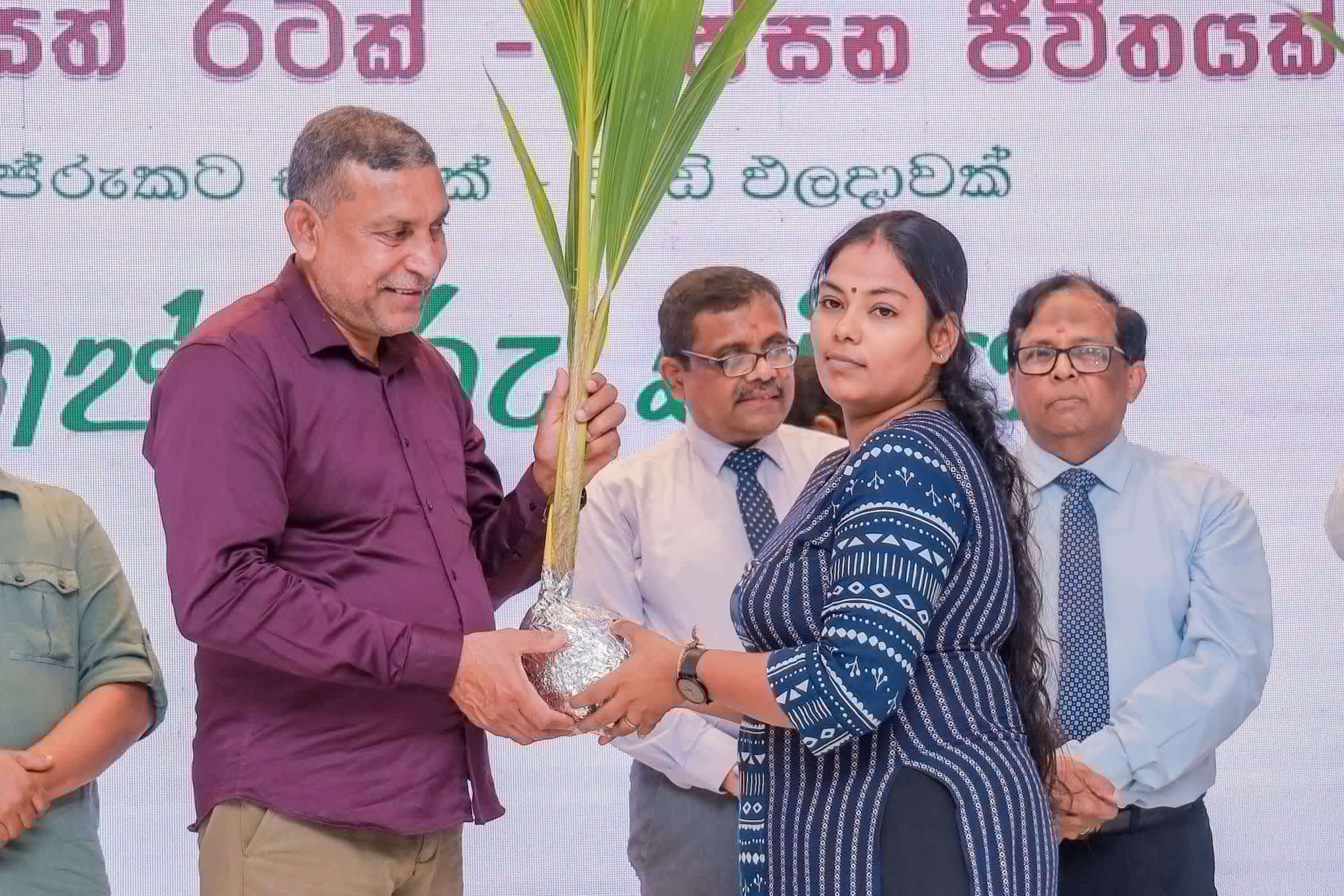 முல்லைத்தீவு தென்னை விவசாயிகளுக்கு ரூ. 22.7 மில்.மானியக் காசோலை