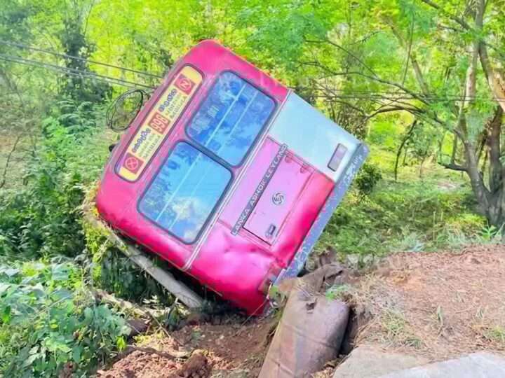 மொனராகலையில் 15 அடி பள்ளத்தில் கவிழ்ந்துஇ.போ.ச பஸ் விபத்து
