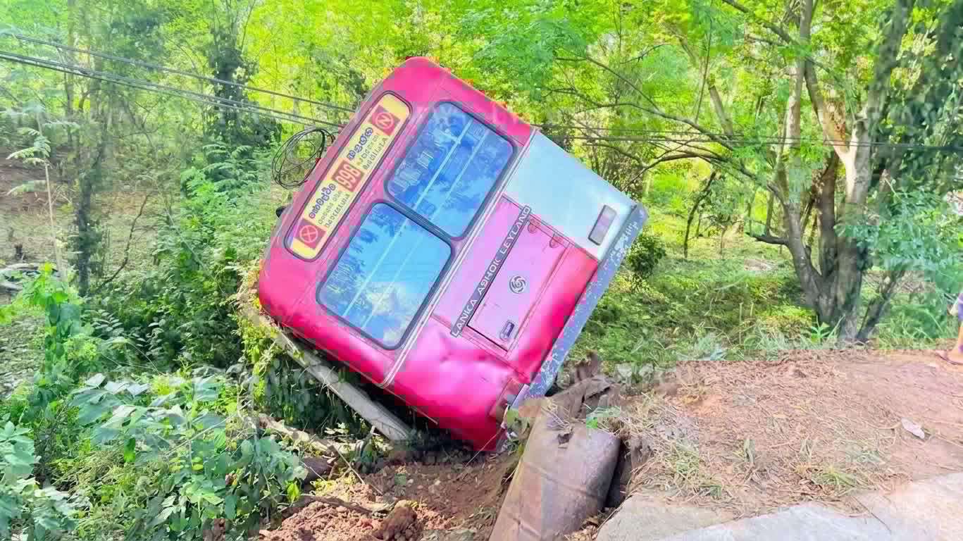 மொனராகலையில் 15 அடி பள்ளத்தில் கவிழ்ந்துஇ.போ.ச பஸ் விபத்து