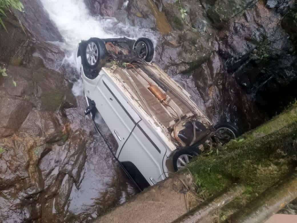 நீர்வீழ்ச்சியில் கவிழ்ந்து விபத்துக்குள்ளான கார்: எவருக்கும் காயமில்லை
