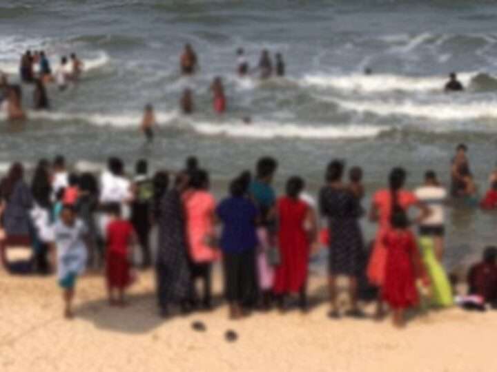 கடலில் நீராடிய பெண் மற்றும் சிறுவர்கள் மூவர் நீரில் மூழ்கி மாயம்