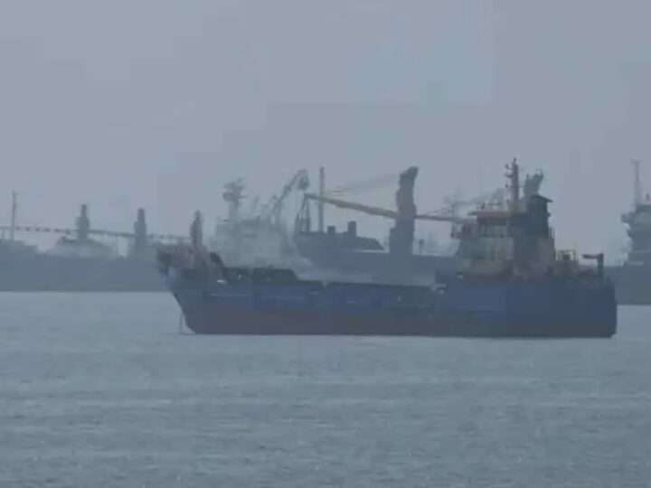 ஈரானின் லாரக் தீவு மீது அமெரிக்கா தாக்குதல்