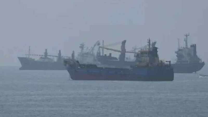 ஈரானின் லாரக் தீவு மீது அமெரிக்கா தாக்குதல்