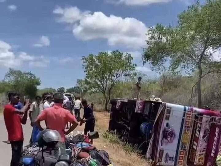 பேருந்தை யானை தாக்கியதில் 10 பேர் காயம்