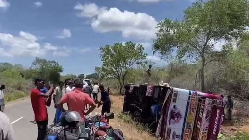 பேருந்தை யானை தாக்கியதில் 10 பேர் காயம்