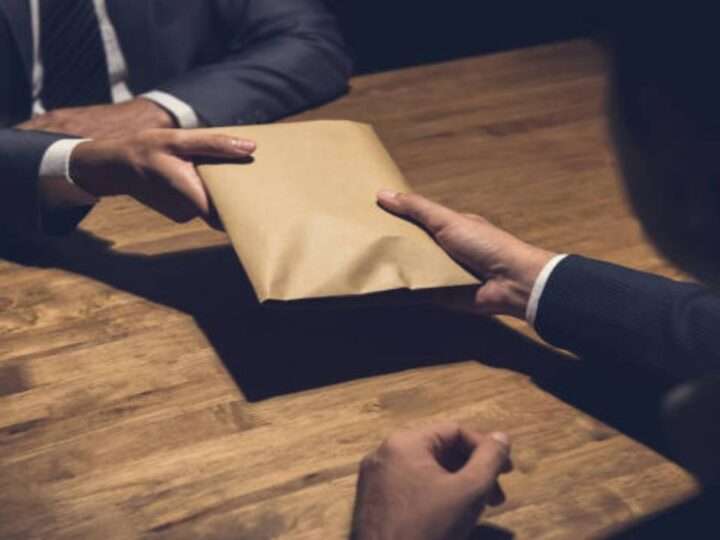 காலியில் இலஞ்சம் பெற்ற பாடசாலை அதிபர் கைது!