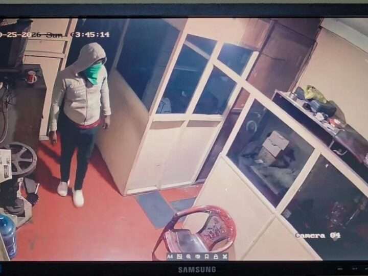 ஹட்டன் நகரில் ஒரே நபரால் நான்கு கடைகளில் கொள்ளை!சுத்தியலால் சி.சி.டி.வி. கமராக்கள் சேதம்