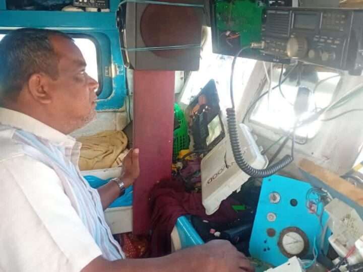 மின்னல் தாக்கி இயந்திரப்படகு சேதம்!