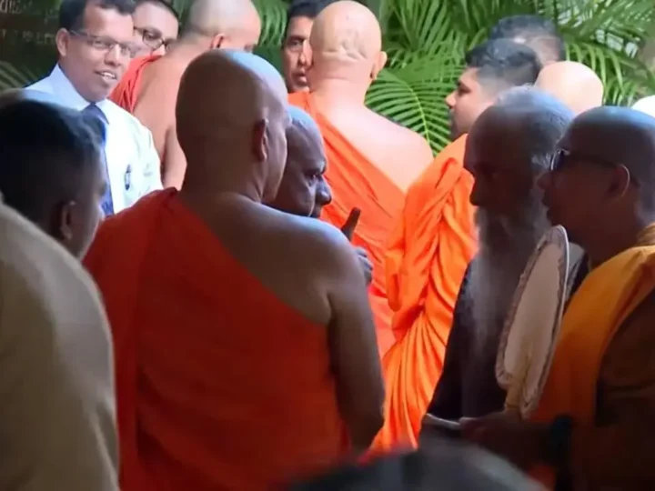விஹாரமஹாதேவி பூங்காவில் சத்தியாகிரகத்தில் ஈடுபடும் பிக்குகள் நீதிமன்றுக்கு!