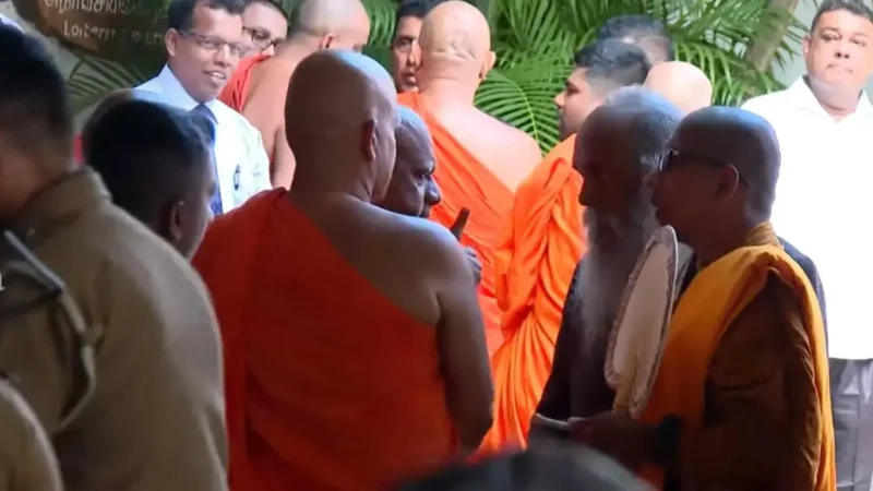 விஹாரமஹாதேவி பூங்காவில் சத்தியாகிரகத்தில் ஈடுபடும் பிக்குகள் நீதிமன்றுக்கு!