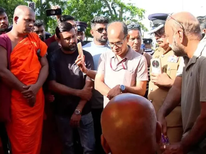 விஹாரமகாதேவி பூங்காவில் பிக்குகள் மற்றும் மாநகரசபை அதிகாரிகளுக்கிடையே பதற்றம்!