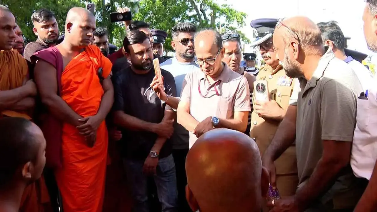 விஹாரமகாதேவி பூங்காவில் பிக்குகள் மற்றும் மாநகரசபை அதிகாரிகளுக்கிடையே பதற்றம்!