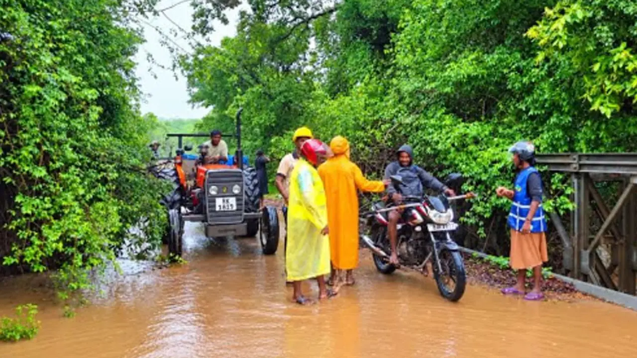 மன்னாரில் சீரற்ற காலநிலை காரணமாக 870 நபர்கள் பாதிப்பு!